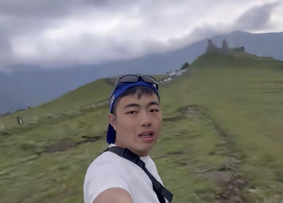 老娘扛你看世界，你圆了老娘有钱就去周游世界的梦。2年4次考公接连落榜，长沙