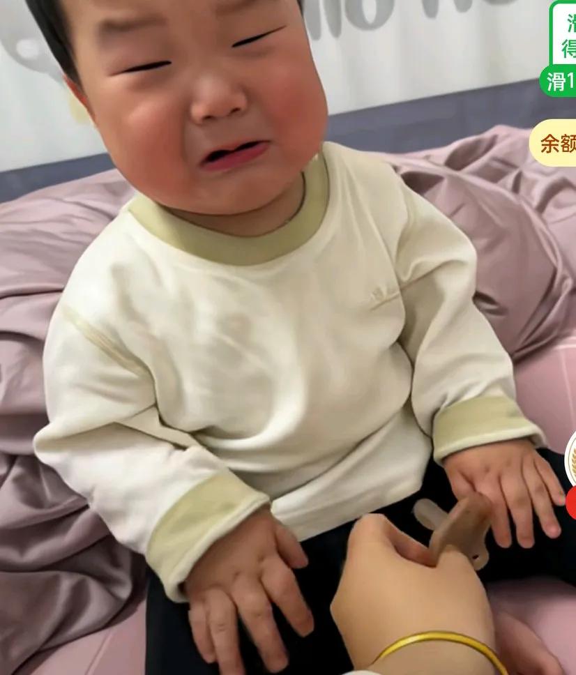 萌娃吃上奶嘴后立马关机秒睡，根本不需要妈妈哄，孩子可能是困了，哇哇大哭，妈妈立