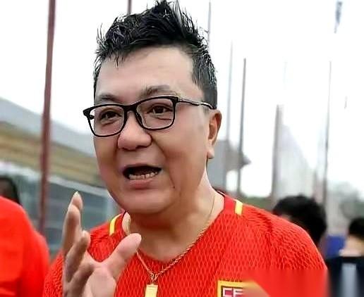 一个12岁的孩子，刚在国外赛场上拼下冠军，满眼都是想为国踢球的光。转头却撞上了