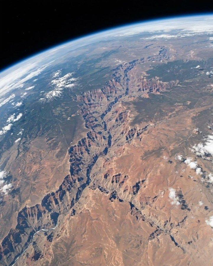 从太空往下看，这条巨型大地裂痕到底在哪？红褐色岩壁绵延数百公里，中间河流硬生生
