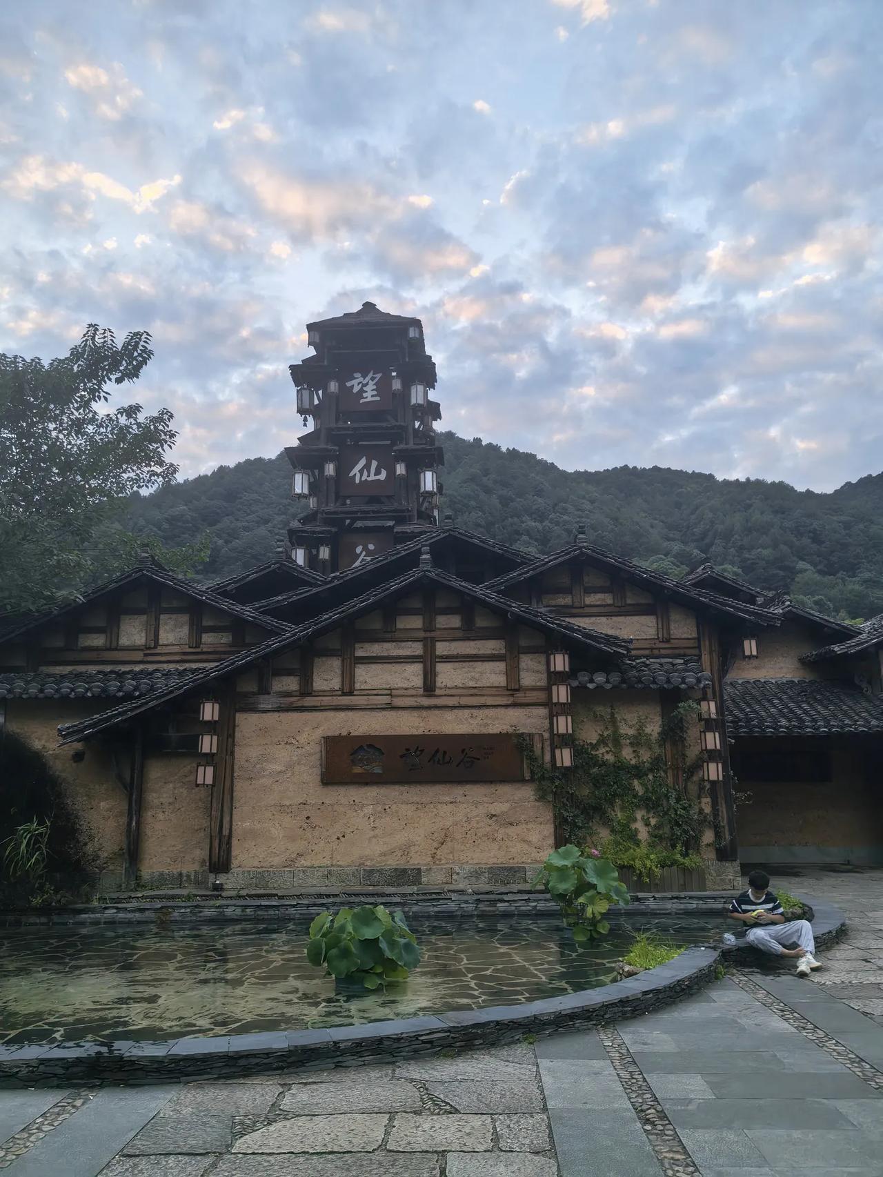 江西行之——望仙谷。山藏峡谷，屋挂悬崖。暮色起，灯火明，此地便是望仙谷。不