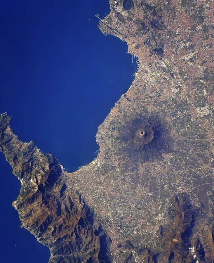 从太空拍摄的维苏威火山​​​
