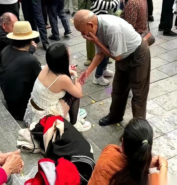 柳州公园里，一群六七十岁的大爷，兜里揣着票子，就盼着天快点黑。天刚擦黑，就开始在