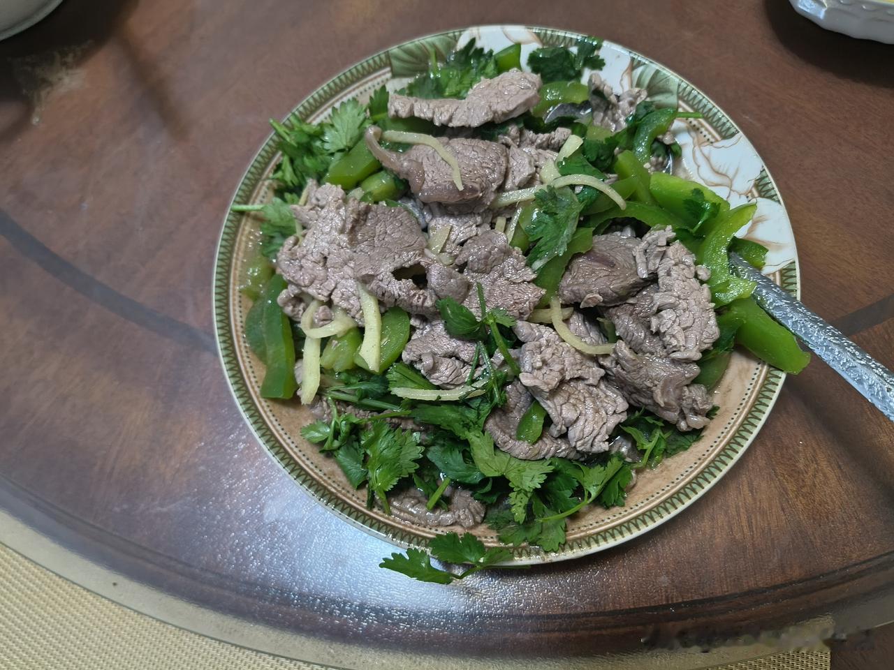 中秋节我做了好几样菜，全是清清爽爽的蔬菜。奶奶开心地咬了一小口月饼，她知道今天是