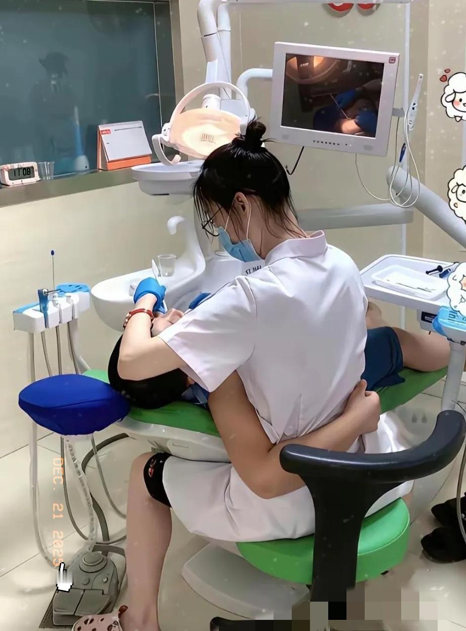 前几天，一张牙科诊室中的照片在网上流传，画面里就诊的男患者在钻牙手术时竟然一直用