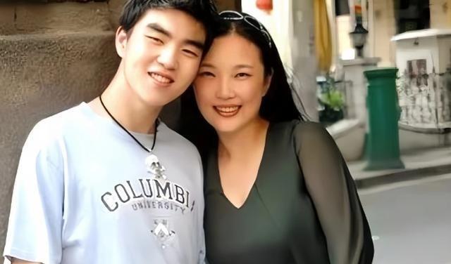 1988年，武汉女教师在医院生下一个小男孩。谁知，丈夫突然在她耳边说：“老婆，把