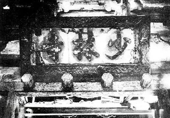 1930年5月，石友三火烧少林寺，千年寺产一夜易主。方丈妙兴手抄的《常住田亩册》