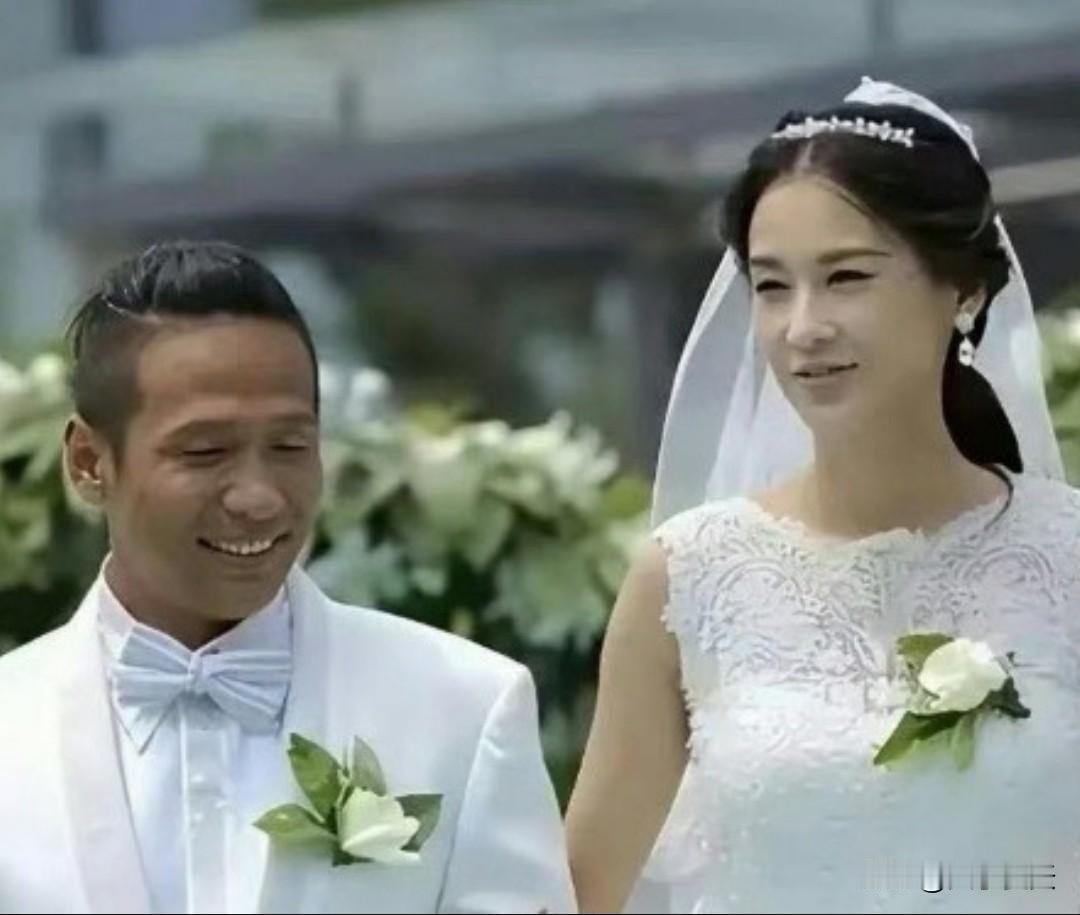 宋小宝的两任妻子，这二婚王雪疑似撞脸黄圣依，这也太像了，我差点认错了…​​​