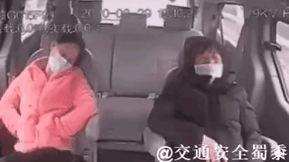 太神奇了，看似普普通通的两个女子，却个个深藏不露、身手不凡，一个来了个乾坤大挪移