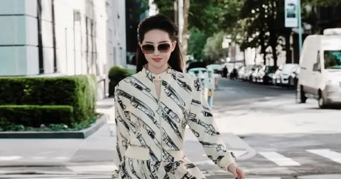 刘亦菲这大片真的太美, 一身很时尚的裙子, 走路带风, 风度翩翩。