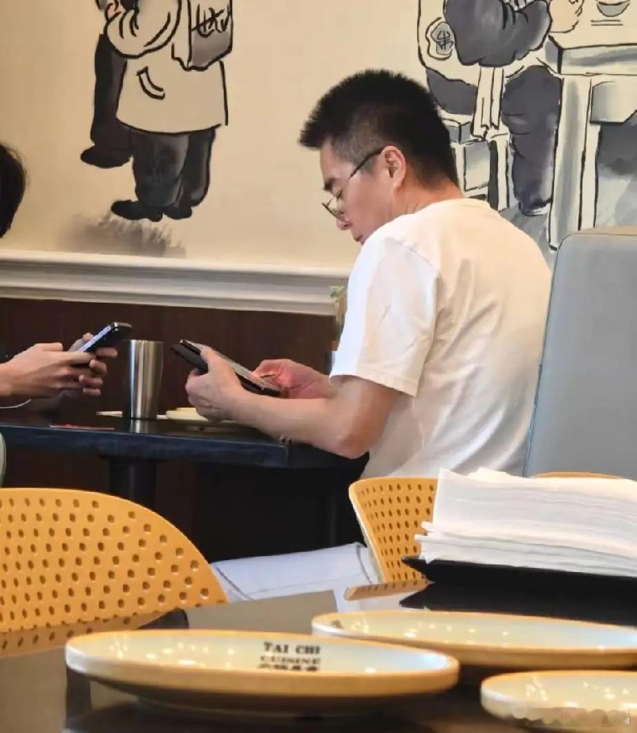 原来许亚军真没去前妻何晴的告别仪式，传出的黑衣戴口罩男子不是他，因为在何晴告别仪