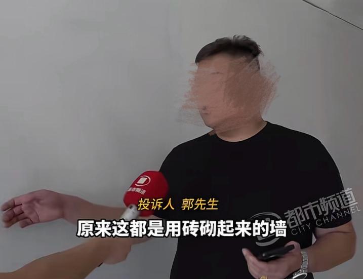 摊上这样的邻居，郭先生也是倒霉了，同住一层，他自己把楼层走廊给封住了，就给他留一