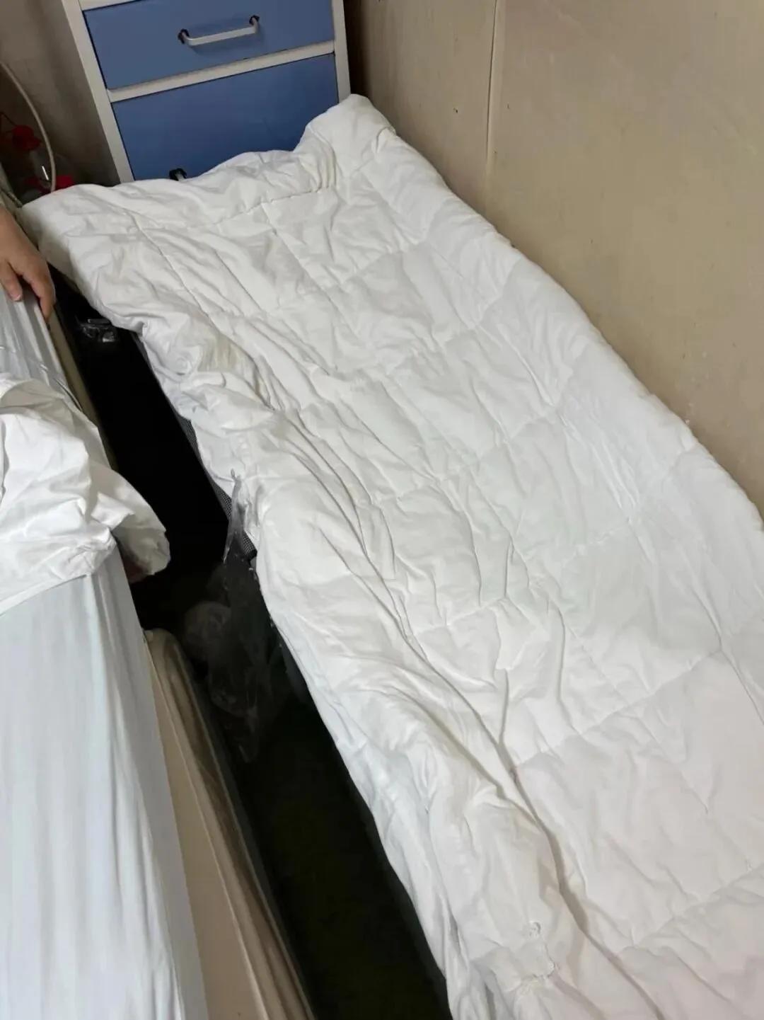 陪床的亲人，真的太辛苦了白天，陪护的人只能趁着病人去做检查、做治疗的空档，赶紧