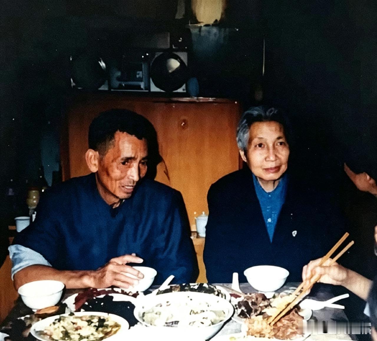 曾志晚年去过一趟井冈山，在儿子石来发家吃的饭。屋子旧，光线也暗。桌上没几个菜，都