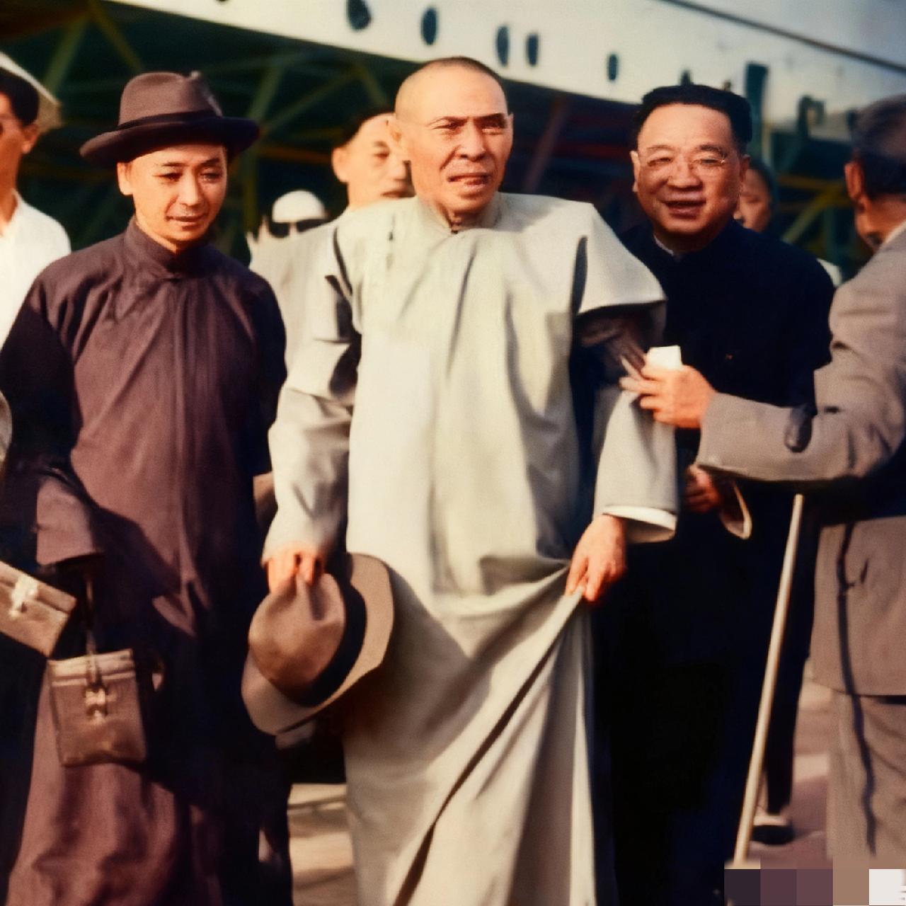 1949年，杜月笙告别上海，搭乘“宝树云”号轮船抵达香港时，留下了一张极为罕见的