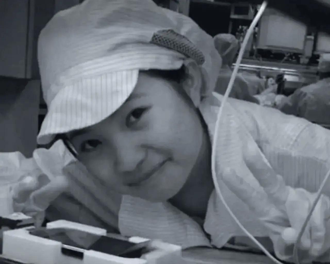 2008年，贵州有个妹子在富士康干活，她闲着没事用没做完的苹果手机拍照，拍完忘删