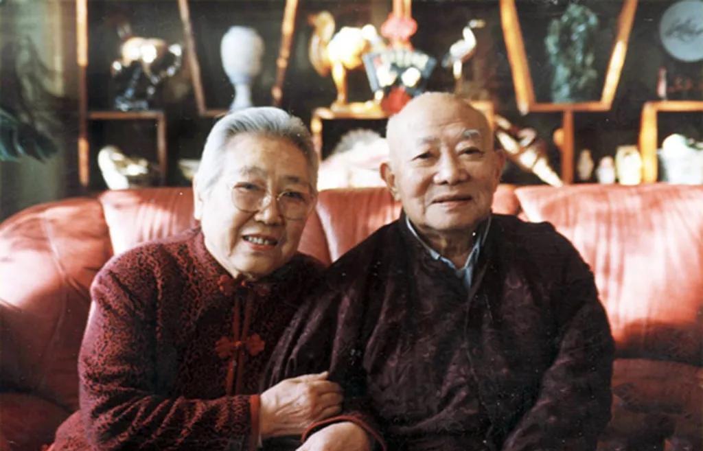 这张温馨的合影定格了晚年刘志坚将军与夫人刘莱瑛的家庭时光。照片中，刘将军身着朴素