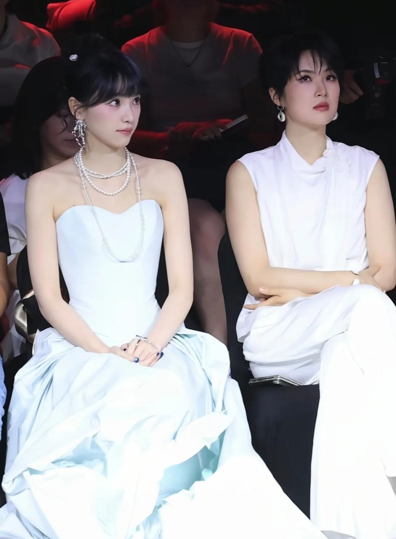 黄灿灿、姚安娜同框，姚安娜落落大方，气场十足。衣服也很利落，跟她气场很搭！一看