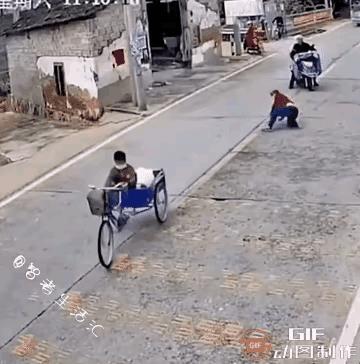 三轮车上的这个孩子，反应太机敏了，如果换成一般的孩子，也许都吓坏了，不知道该做出