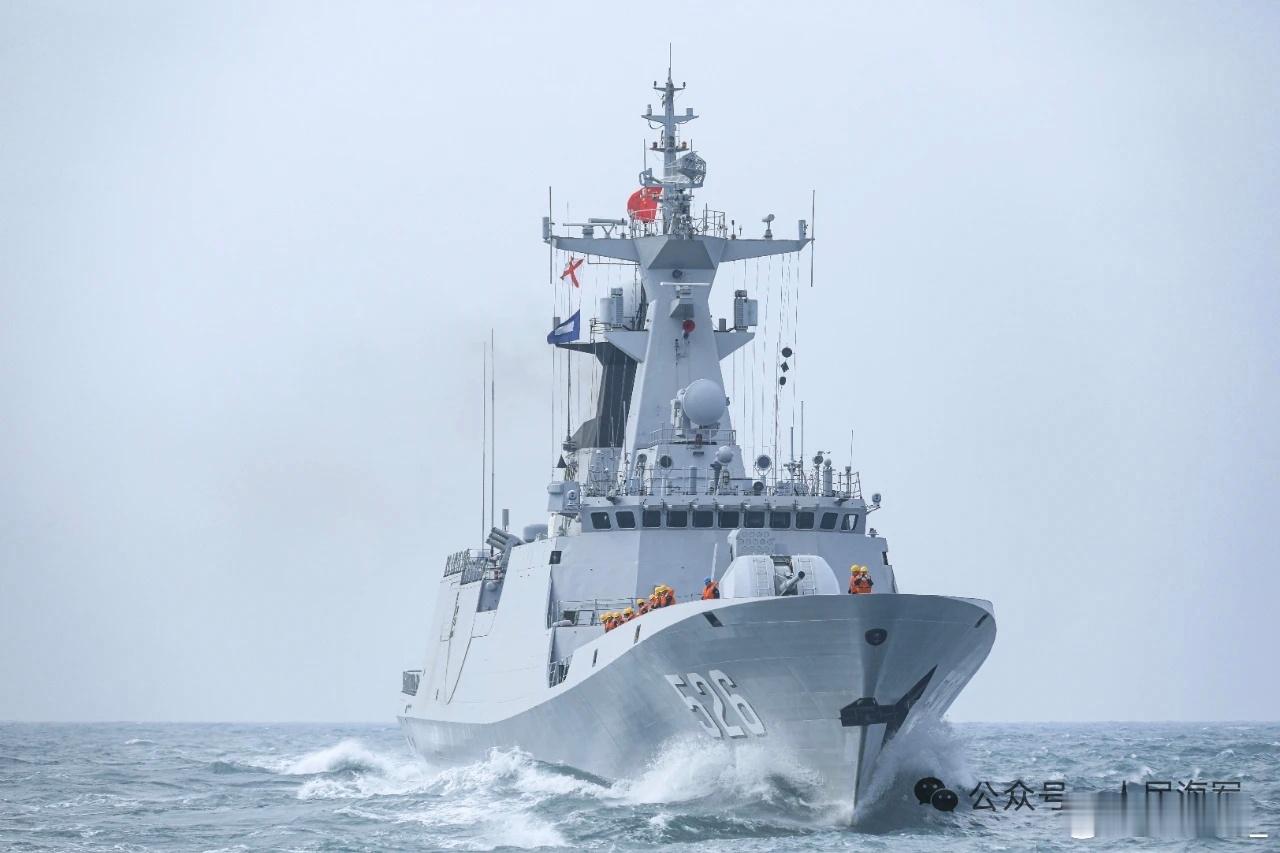 526温州舰昨天在某海域紧急救助一名受伤渔民：