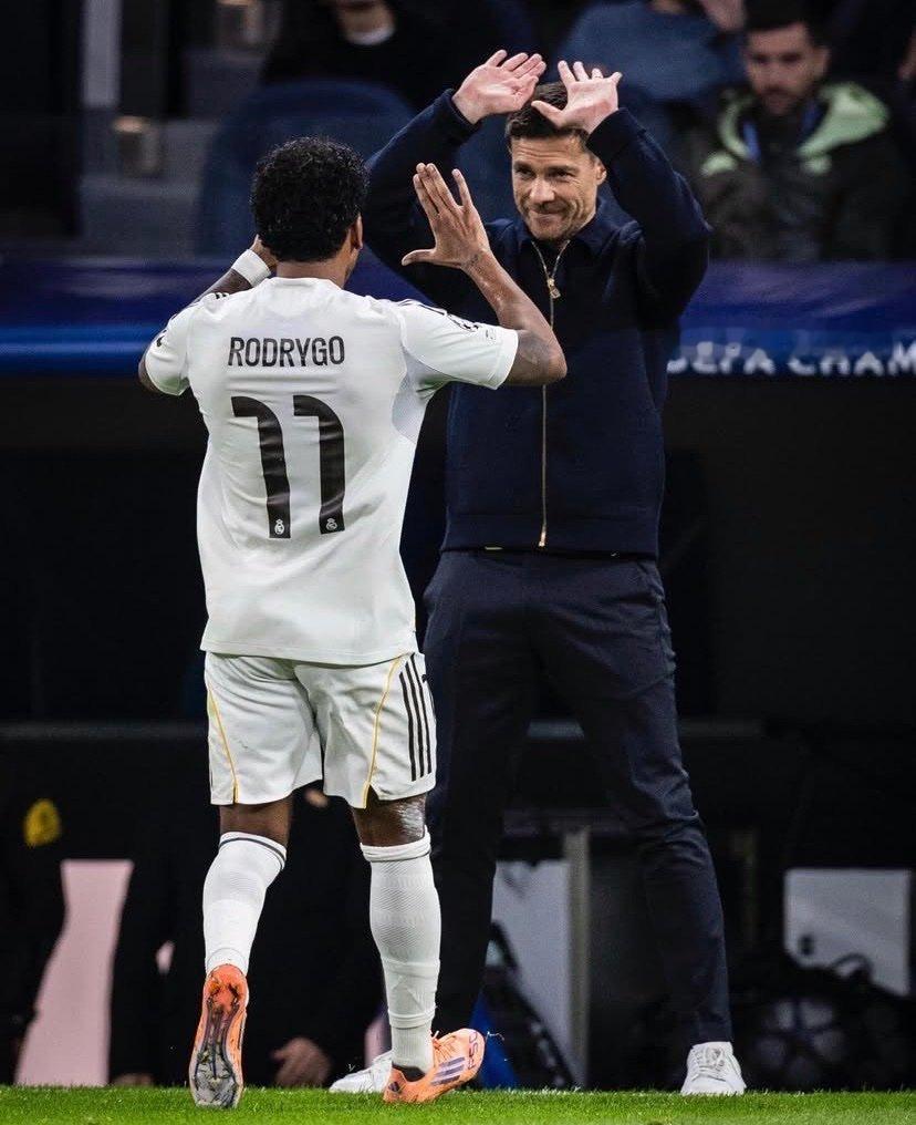 【马卡报】阿隆索在姆巴佩缺阵情况下的方案：•罗德里戈首发担任9号位，巴尔韦德担