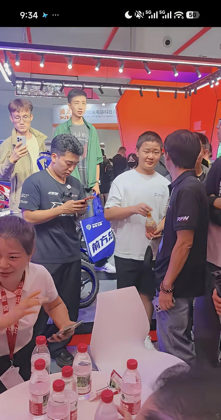 重庆摩博会，别的展台全是美女车模。唯独阿波罗展台不一样，张雪直接叫师父牙哥、老婆