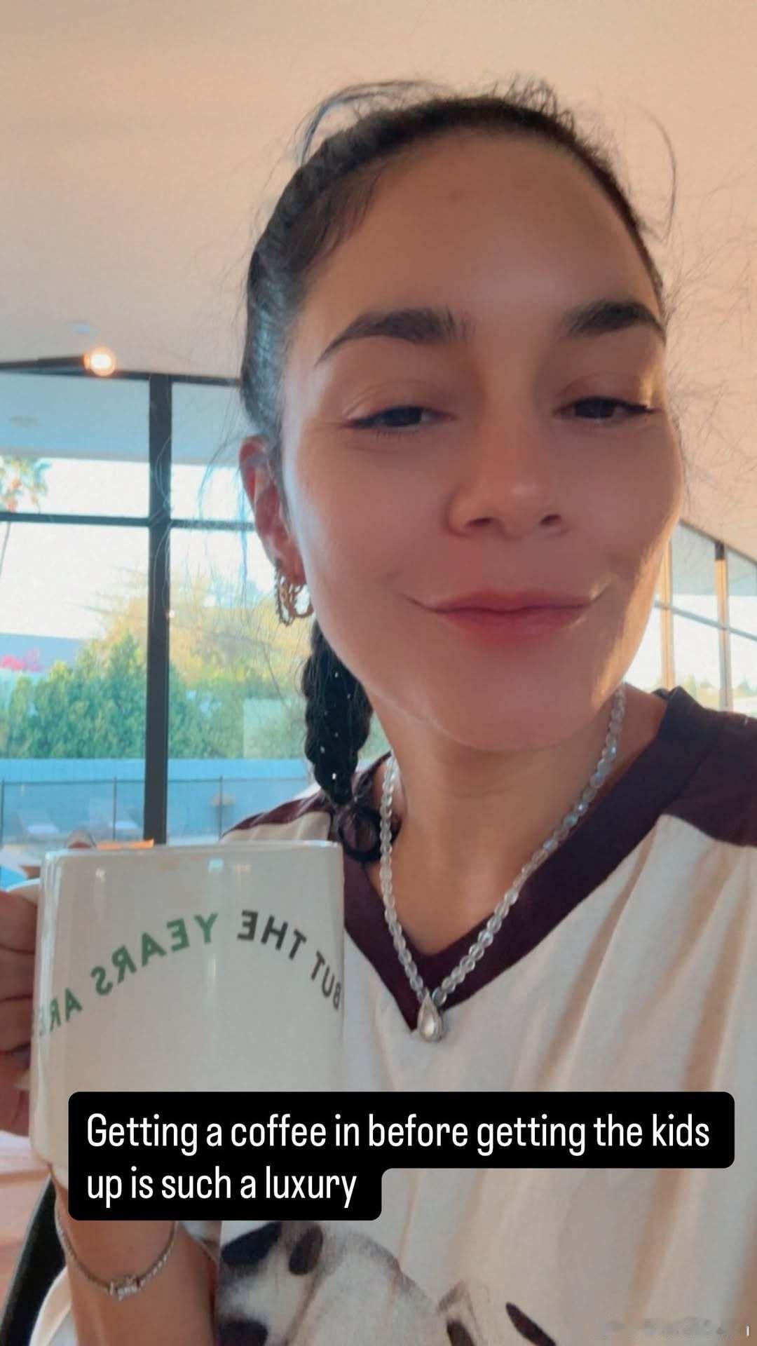 VanessaHudgens凡妮莎哈金斯分享当妈生活：喊娃们起床前来杯咖啡是件