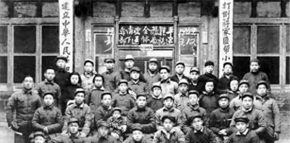 1978年，上海一男知青为了回城，抛弃了农村妻子。分别时，妻子哀求地说：“带着我