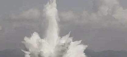 1960年一次，海军扫雷队正将一枚美军水雷拖回去研究，不料潜水员忽听到异响，一摸