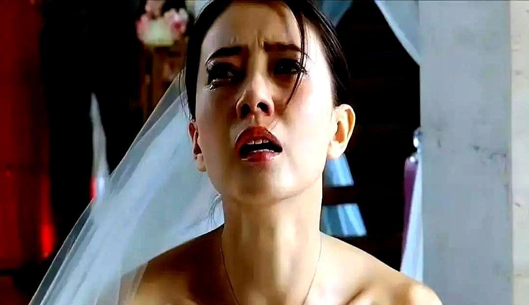 演员流血演戏，现在成了罪过？高圆圆在沙石地上拖拽，皮肤磨破，面部抽搐。冷汗浸