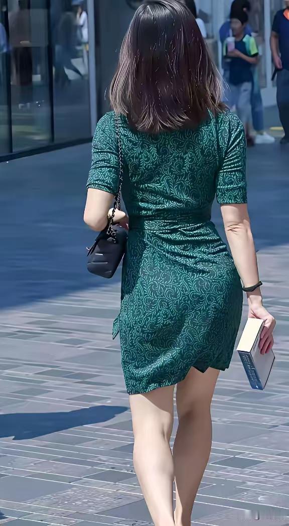 你见过最好看的女孩背影是什么样的披肩发，包臀裙，一看就是一位时尚大气又知性优雅的