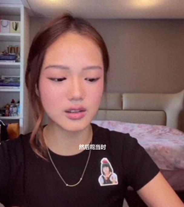钟丽缇女儿张思捷直播藏电子烟，妈妈推门而入，张思捷瞬间慌张