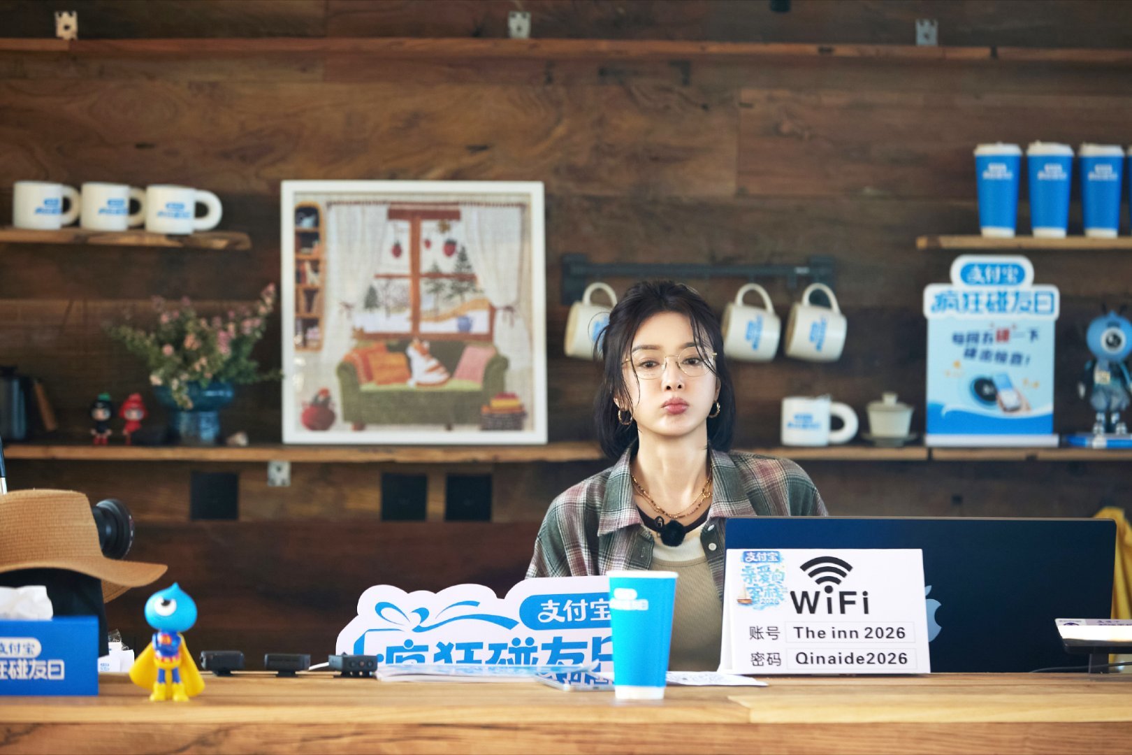 秦岚还记得自己是个明星吗看秦岚玩游戏笑死我了，全身都在使劲就是起不来