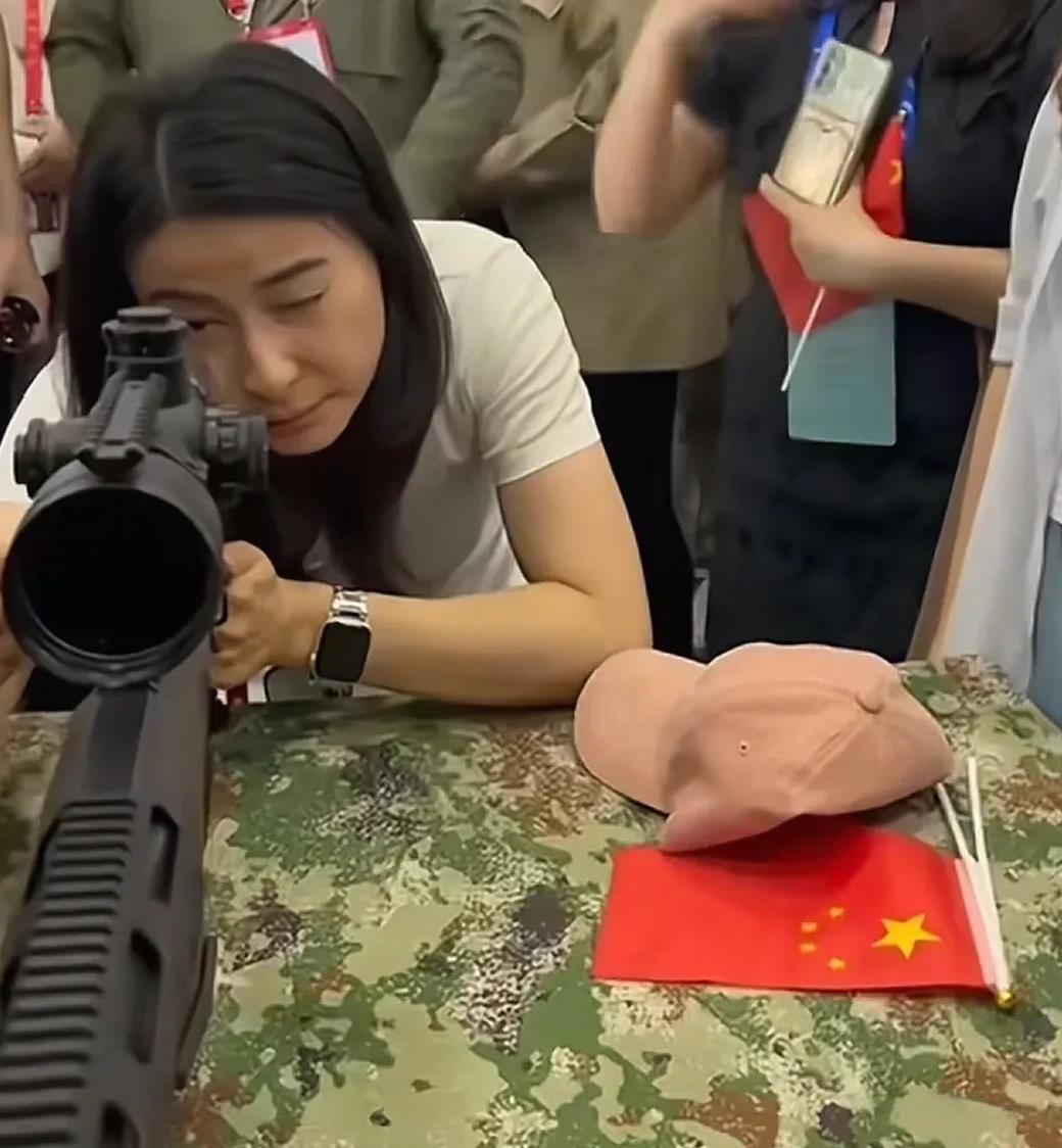 来了来了！香港霍家终于来到山东舰！郭晶晶握枪瞄准姿势都那么帅！两天前我就在想霍