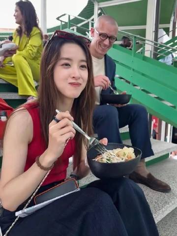 别看章泽天松弛感十足，但她这一身可不便宜。