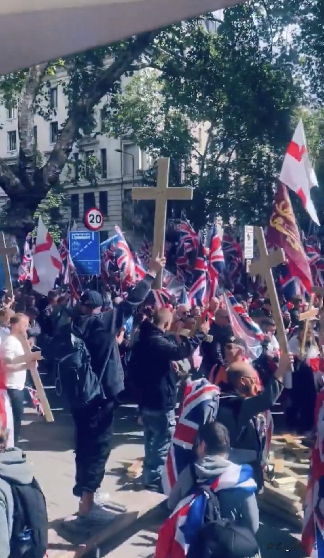 英国“改革党”在地方选举中大胜左派工党后，今天英国保守派在伦敦举行了声势浩大的游