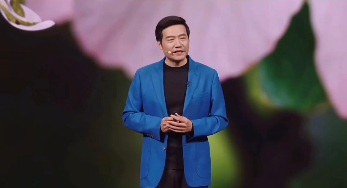 今晚的小米发布会，聚齐中国新能源汽车的核心力量。雷军站在聚光灯下，逐一介绍到