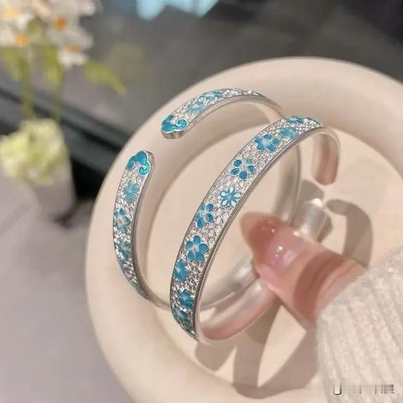 婚外情最大收益人是谁你知道吗，一定是男人，当一个男人发现猎物后，他会想办法