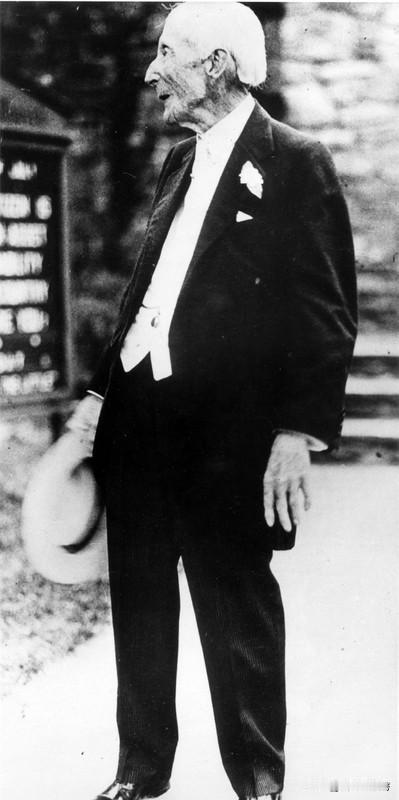 洛克菲勒家族堪称美国传奇。1723年其祖先从德法边界移民美国。1839年创始