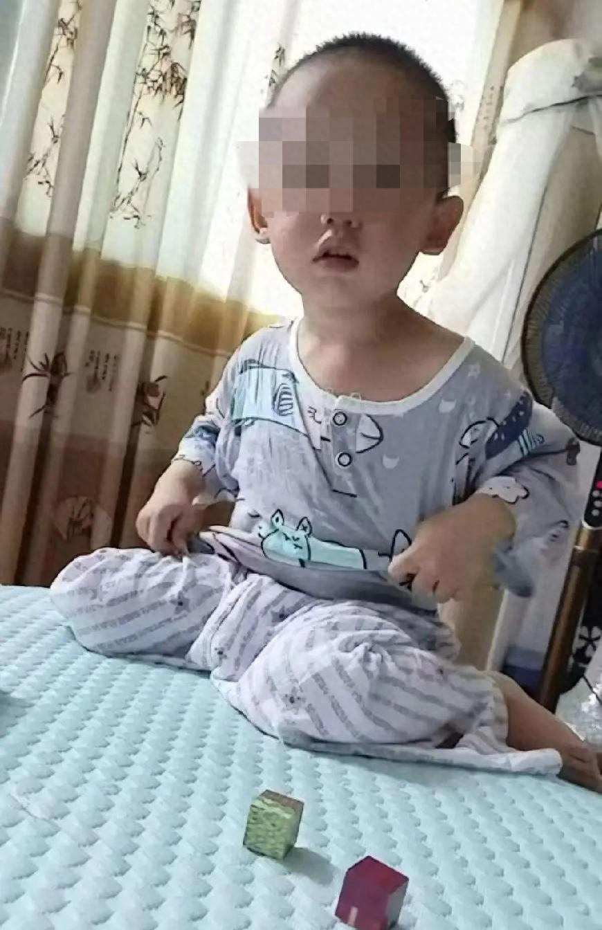 这对父母已经彻底垮掉！8月26日红星新闻报道，就带娃去幼儿园报个名的功夫，两岁多