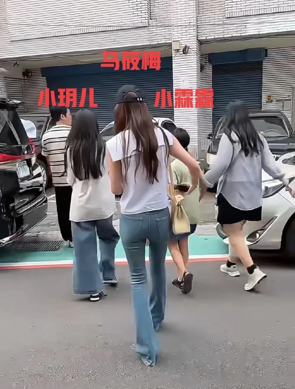 父亲节，汪小菲和小梅又带着一双儿女出来玩了！小霖霖想要独角大仙，本来汪小菲打算