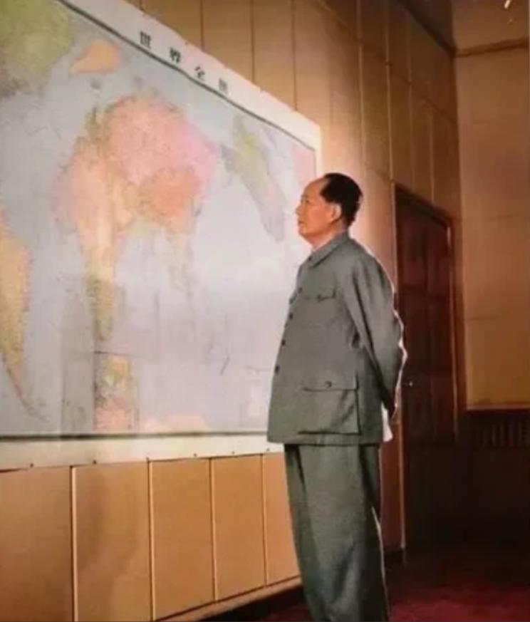 1969年7月，毛主席问高碧岑：“中国北临苏联，南临印度，东临日本。如果他们联合