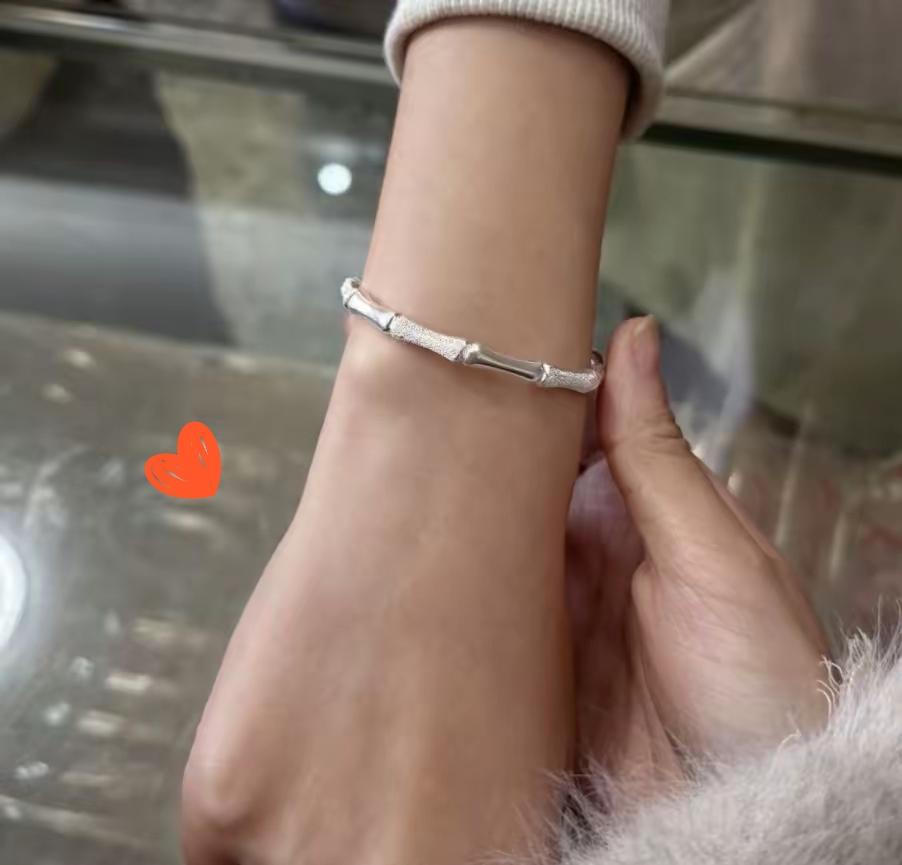 今天才知道银镯子已经买不起了1月26日，发了工资想犒劳一下自己，发现银子回