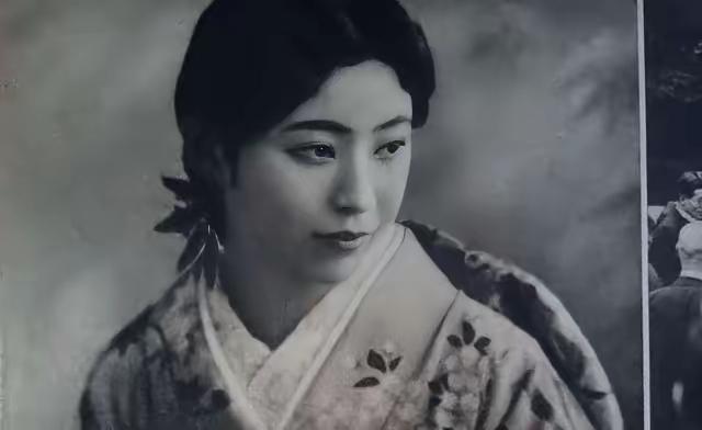 1927年，张学良来到溥杰家做客。溥杰的妻子唐怡莹却娇羞地看着他，张学良尴尬不已