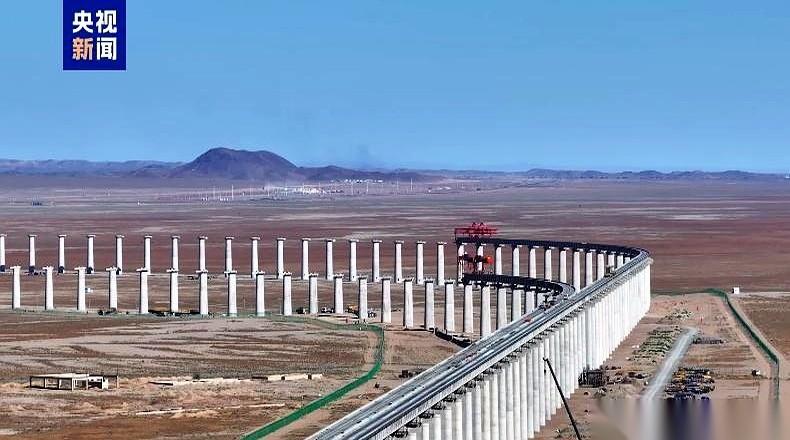 翻开最近的全球煤炭贸易数据，中蒙边境一条仅仅9.9公里的跨境铁路，直接把桌子掀了