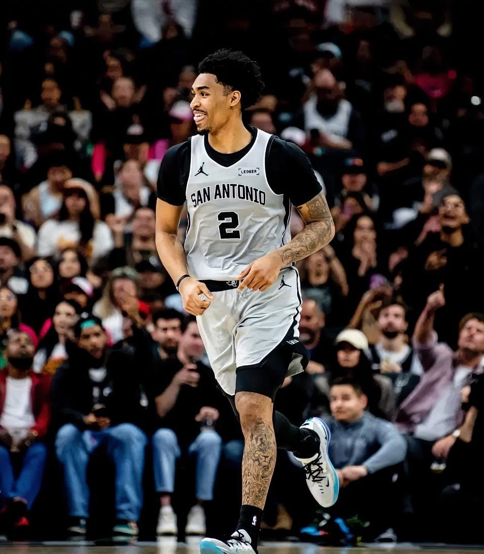 马刺新秀哈珀真的是高级货啊！在今天马刺客场挑战掘金的焦点战中，虽然马刺最终以13