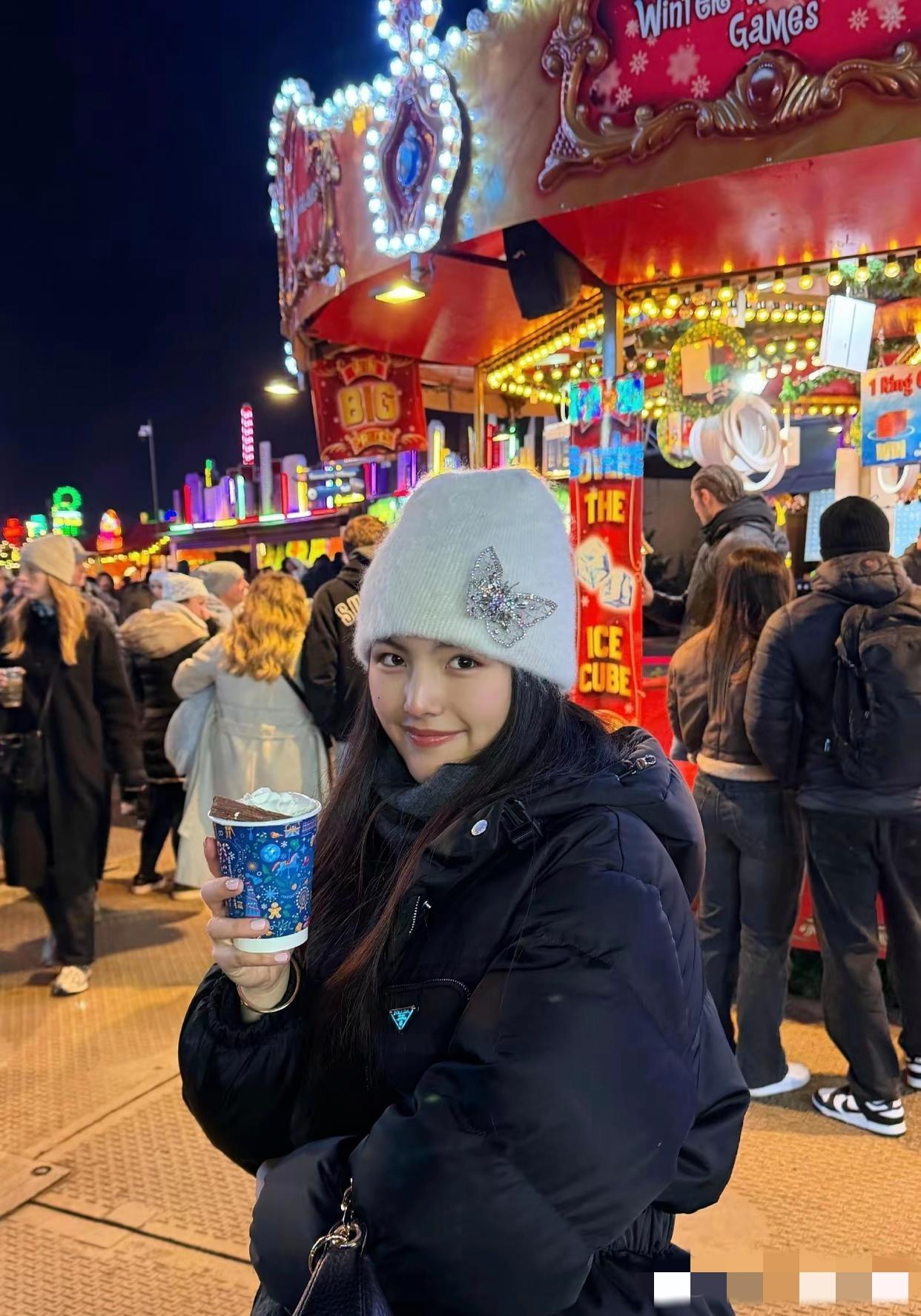 有网友在英国偶遇王诗龄：身着时尚羽绒服、戴着白色针织帽的王诗龄肤如凝脂，俊目流眄