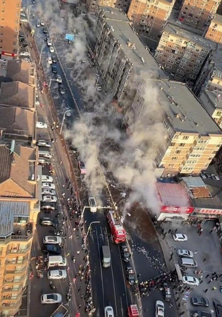 大连市一供热主管线爆裂, 致1死1伤! 现场大量热水溢出
