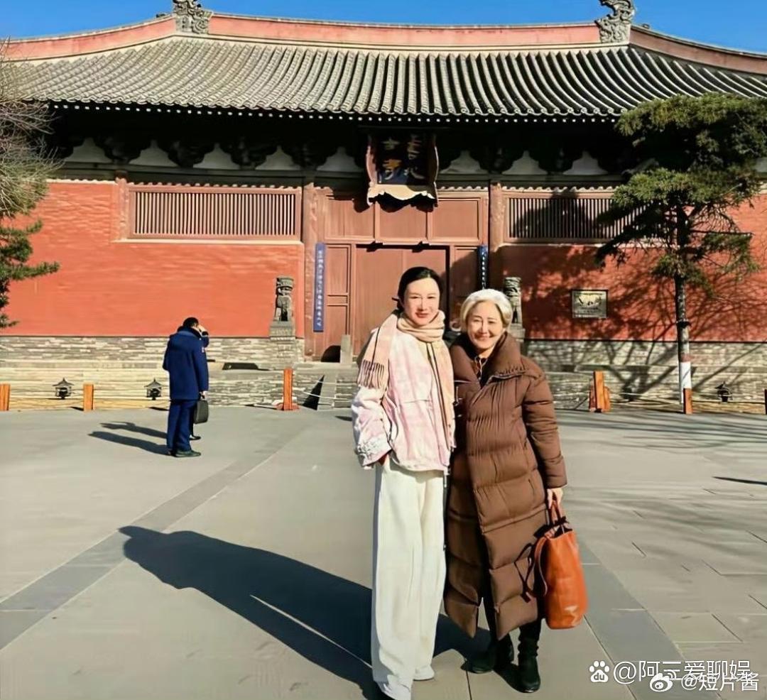 张纪中带着老婆和岳母一起出去游玩。