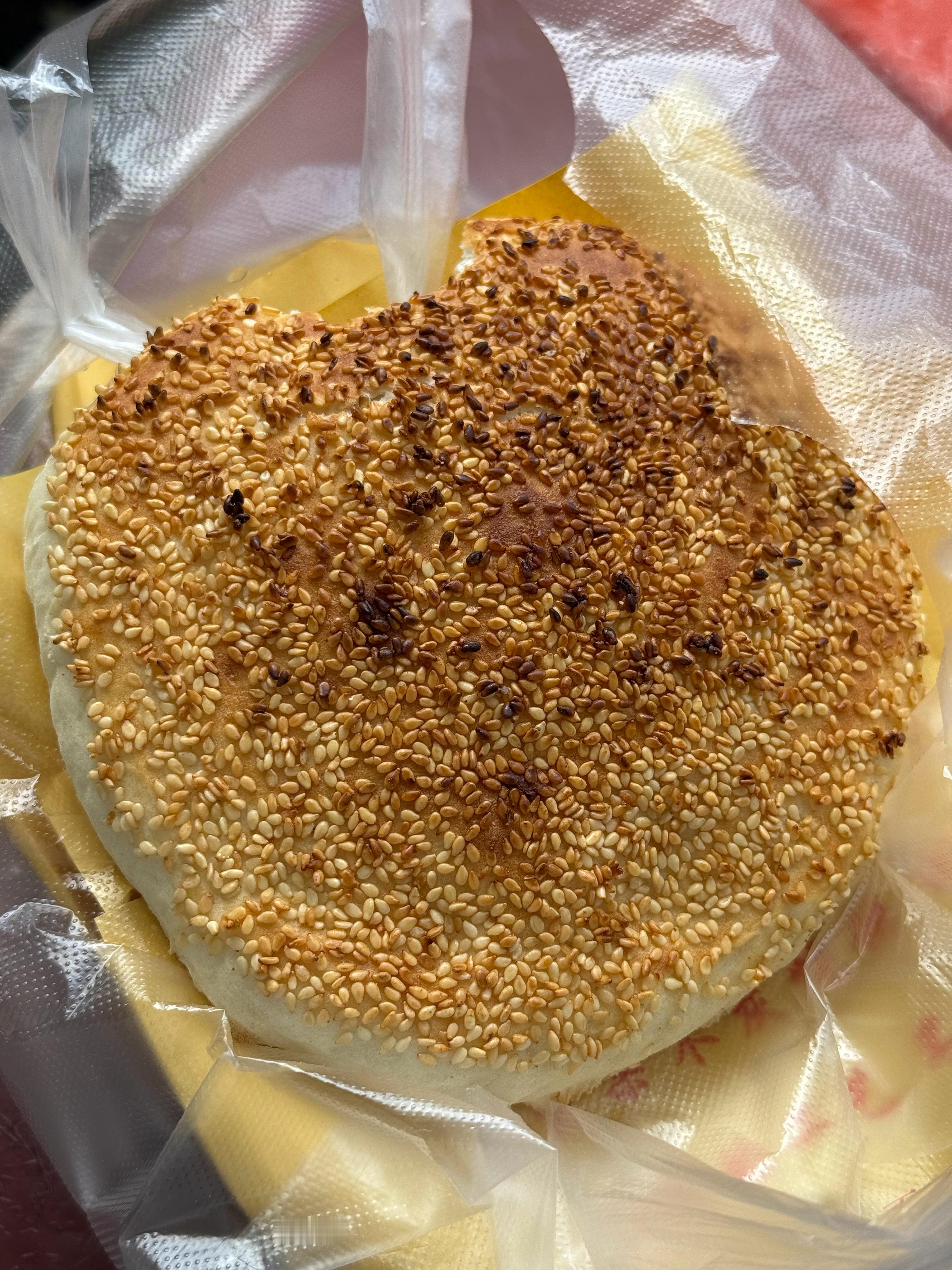 刚出炉的芝麻烧饼在我的老家美食排行榜里排第一☝🏻你的第一名是啥？[大笑][嘻嘻
